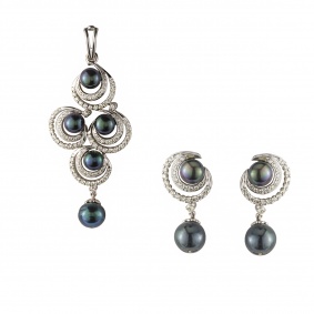 18k White Gold Tahitian Pearl and Diamond Pendant and Earring Suite